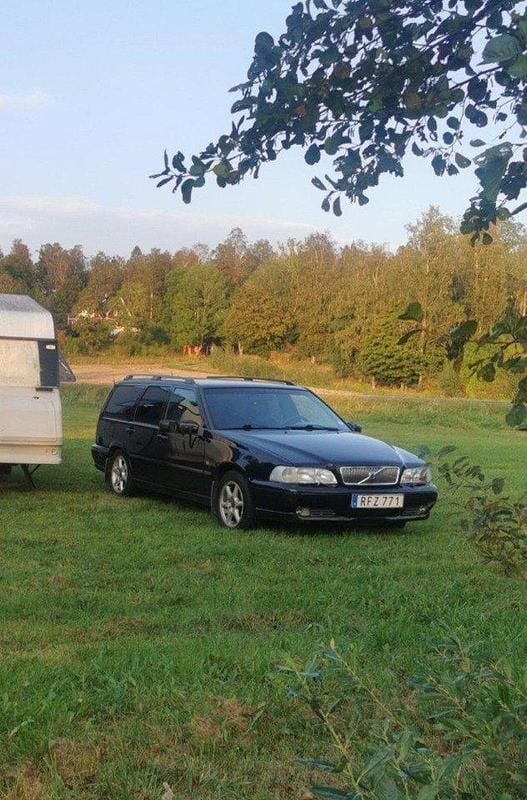 Svart Begagnad 2000 Volvo V70 Standard Kombi | 16 500 kr (Bra pris) - Bild 1/4