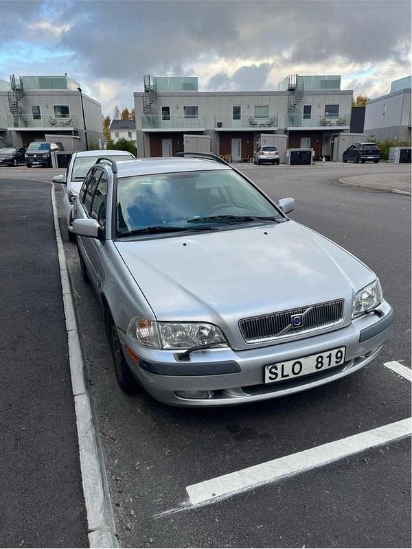 Grå Begagnad 2001 Volvo V40 Kombi | 12 000 kr (Bra pris) - Bild 1/4