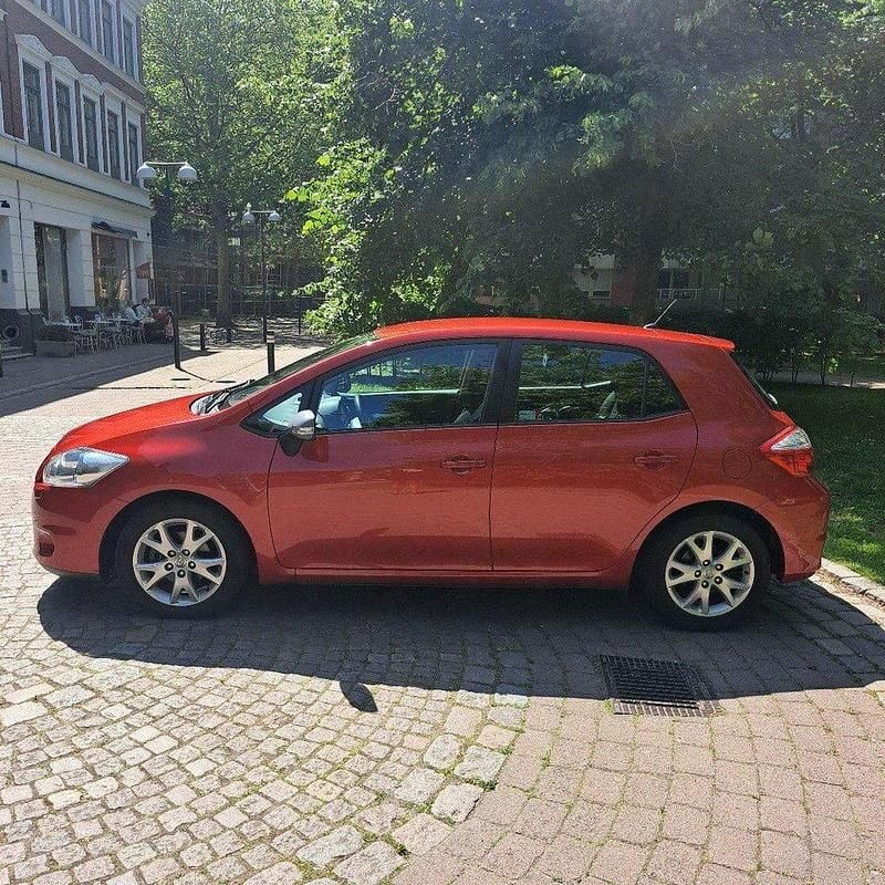 Röd Begagnad 2012 Toyota Auris Plus Halvkombi | 85 000 kr (Marknadspris) - Bild 1/4
