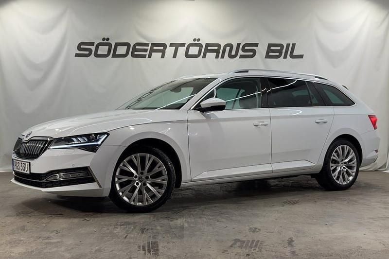 Vit metallic Begagnad 2022 Skoda Superb Kombi | 289 900 kr (Bra pris) - Bild 1/4