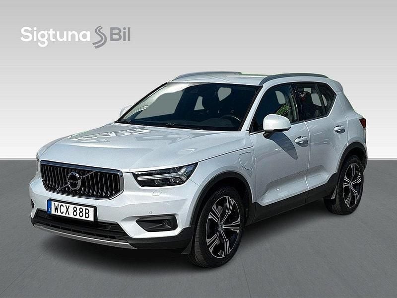 Silver Begagnad 2021 Volvo XC40 Inscription SUV | 339 900 kr (Marknadspris) - Bild 1/3
