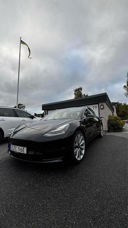 Svart Begagnad 2019 Tesla Model 3 Long Range AWD Sedan | 210 000 kr (Marknadspris) - Bild 1/4