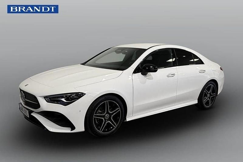 Vit Begagnad 2024 Mercedes CLA200 AMG Sportkupé | 379 000 kr (Lite dyr) - Bild 1/4