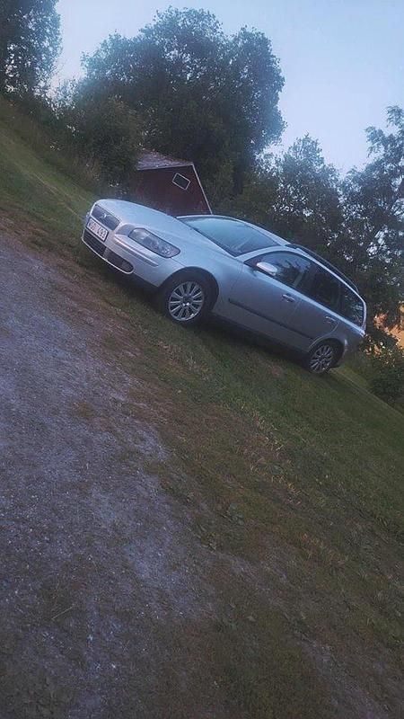 Grå Begagnad 2005 Volvo V50 Kinetic Kombi | 10 000 kr (Marknadspris) - Bild 1/3