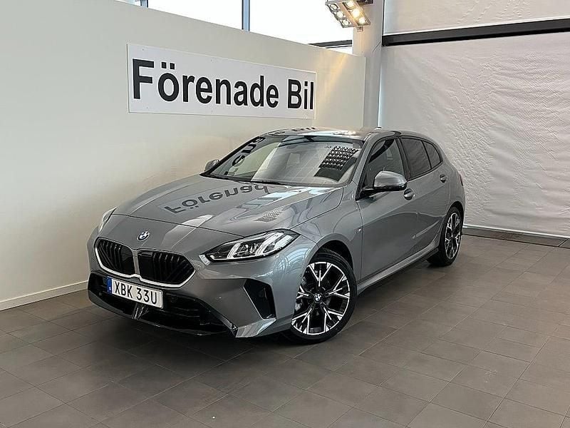 Grå Begagnad 2025 BMW 120 M Sport Halvkombi | 349 000 kr (Superpris) - Bild 1/4