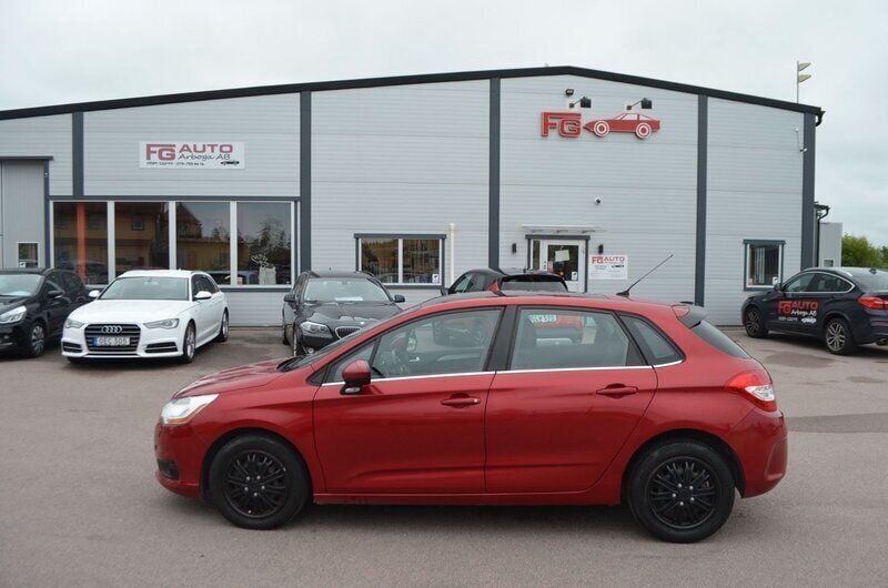 Röd Begagnad 2015 Citroën C4 Halvkombi | 69 900 kr (Bra pris) - Bild 1/4
