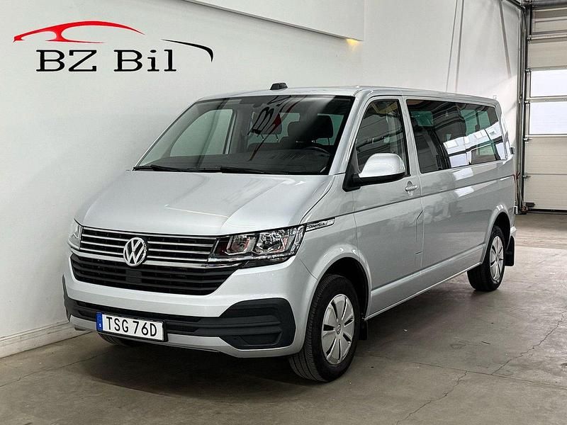 Silver Begagnad 2020 VW Caravelle Minibuss | 409 900 kr (Dyr) - Bild 1/4