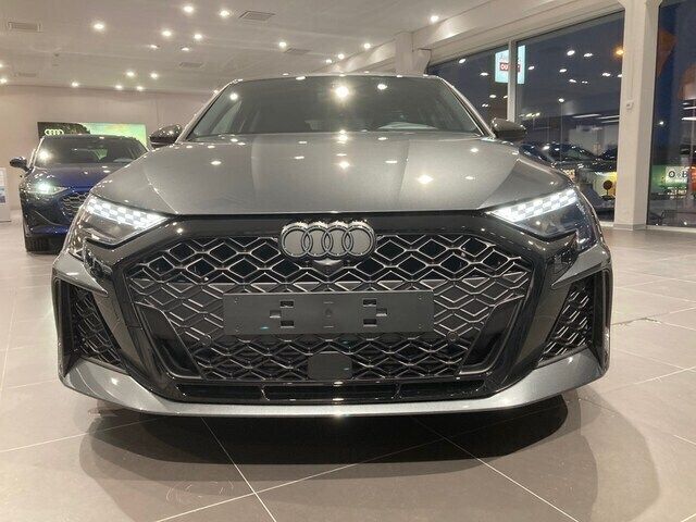 Grå Ny 2025 Audi RS3 Sportback Sport Halvkombi | 799 000 kr (Bra pris) - Bild 1/3