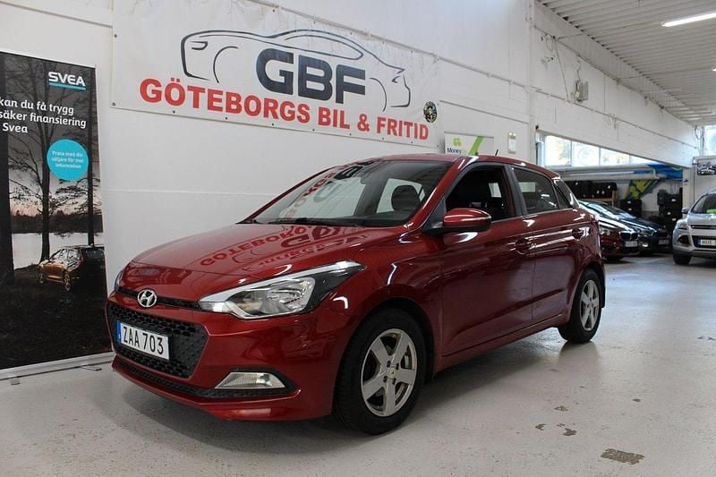 Röd Begagnad 2017 Hyundai i20 Comfort Halvkombi | 84 900 kr (Marknadspris) - Bild 1/3