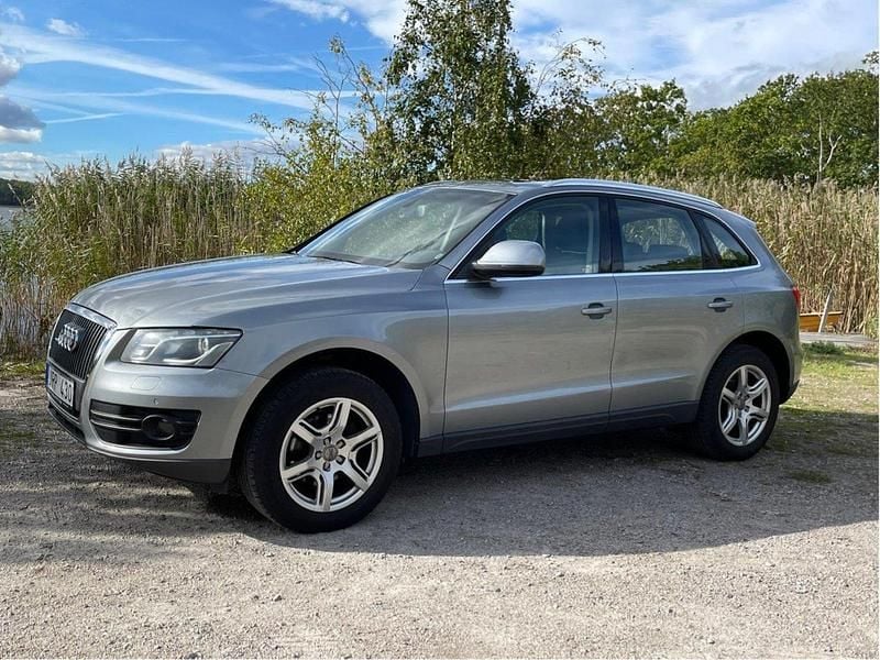 Grå Begagnad 2009 Audi Q5 Design SUV | 85 000 kr (Marknadspris) - Bild 1/4