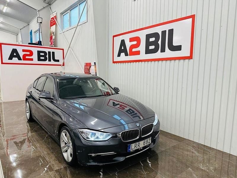 Grå Begagnad 2013 BMW 330 Luxury Line Sedan | 139 900 kr (Marknadspris) - Bild 1/4