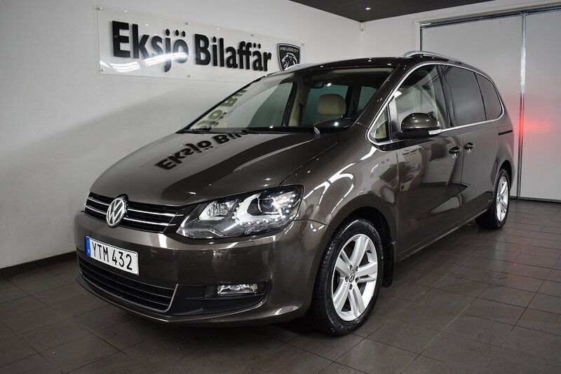 Mörkbrun (brun) Begagnad 2017 VW Sharan GT Minibuss | 267 500 kr (Marknadspris) - Bild 1/4