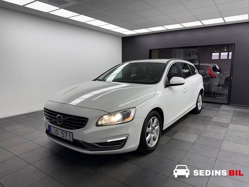 Vit Begagnad 2014 Volvo V60 Momentum Kombi | 79 900 kr (Marknadspris) - Bild 1/4