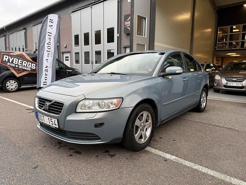 Ljusblå Begagnad 2008 Volvo S40 Kinetic Sedan | 29 900 kr (Marknadspris) - Bild 1/4