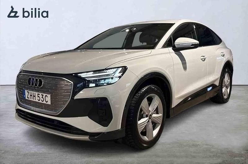 Vit Begagnad 2025 Audi Q4 Sportback e-tron SUV | 579 000 kr (Superpris) - Bild 1/1