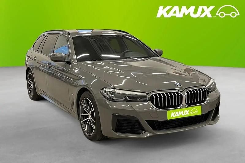 Silver/grå Begagnad 2021 BMW 520 M Sport Kombi | 374 700 kr (Marknadspris) - Bild 1/4