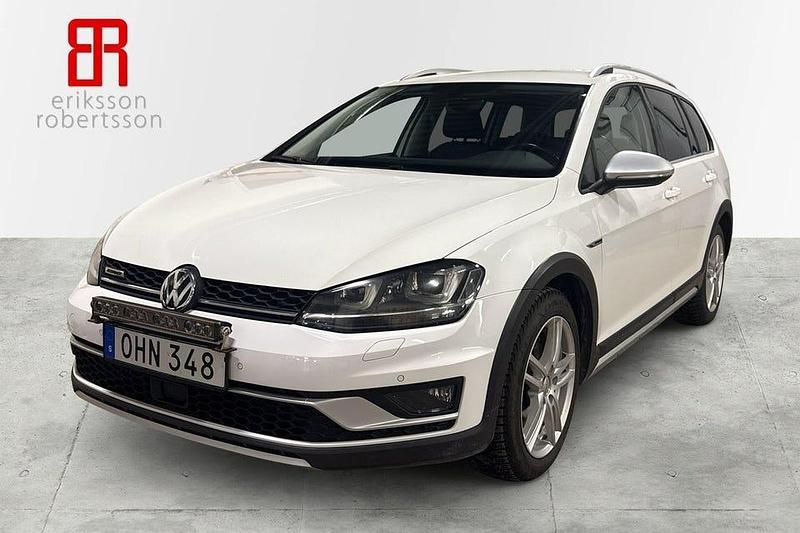 Vit Begagnad 2017 VW Golf Alltrack Kombi | 169 900 kr (Marknadspris) - Bild 1/4