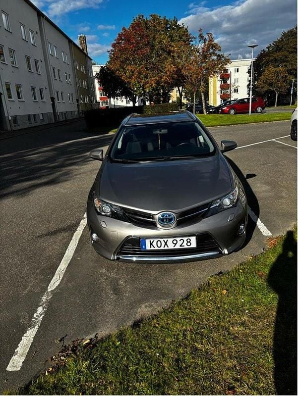Grå Begagnad 2014 Toyota Auris Touring Sports Edition Kombi | 139 000 kr (Marknadspris) - Bild 1/4