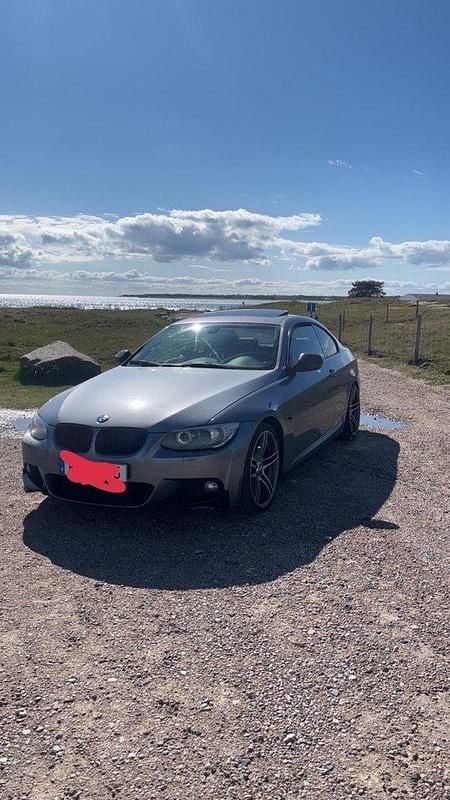 Grå Begagnad 2011 BMW 335 Comfort Edition Sportkupé | 210 000 kr (Lite dyr) - Bild 1/4