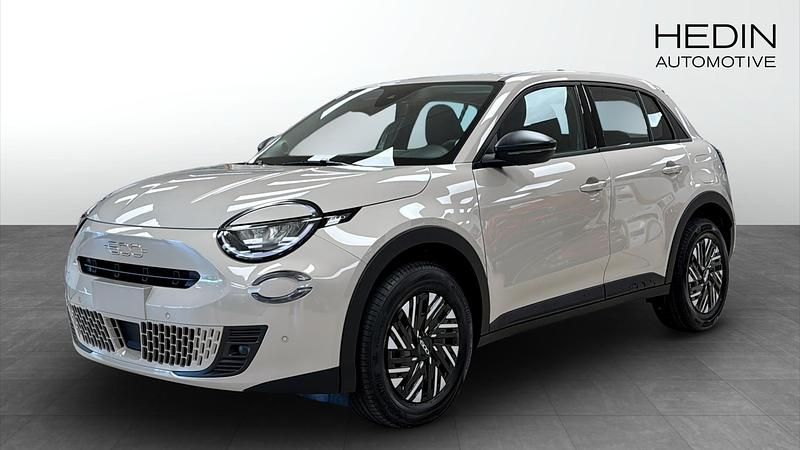 Grå (beige) Ny 2025 Fiat 600 Lounge Halvkombi | 352 800 kr - Bild 1/4