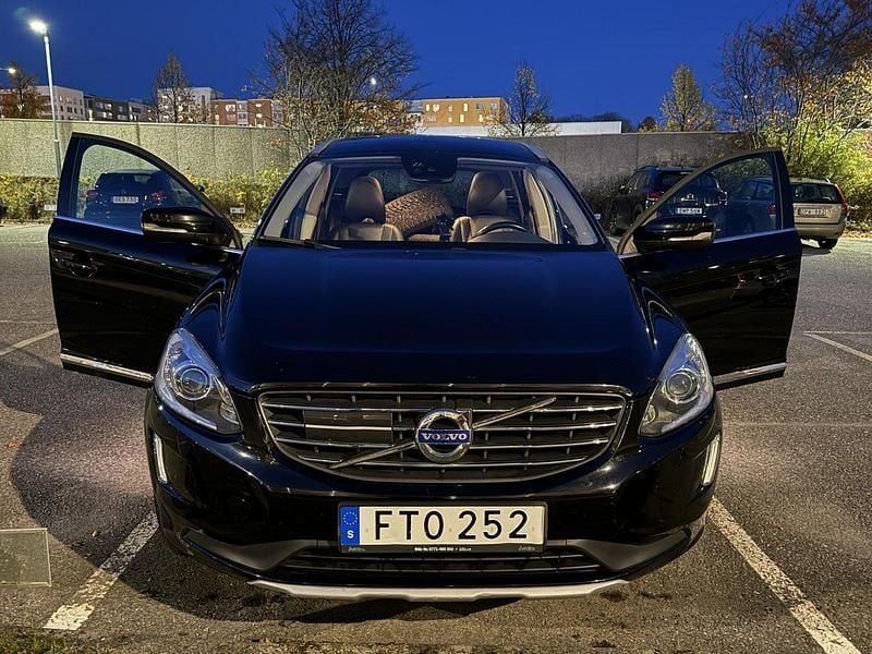 Svart Begagnad 2017 Volvo XC60 Standard SUV | 245 000 kr (Bra pris) - Bild 1/4