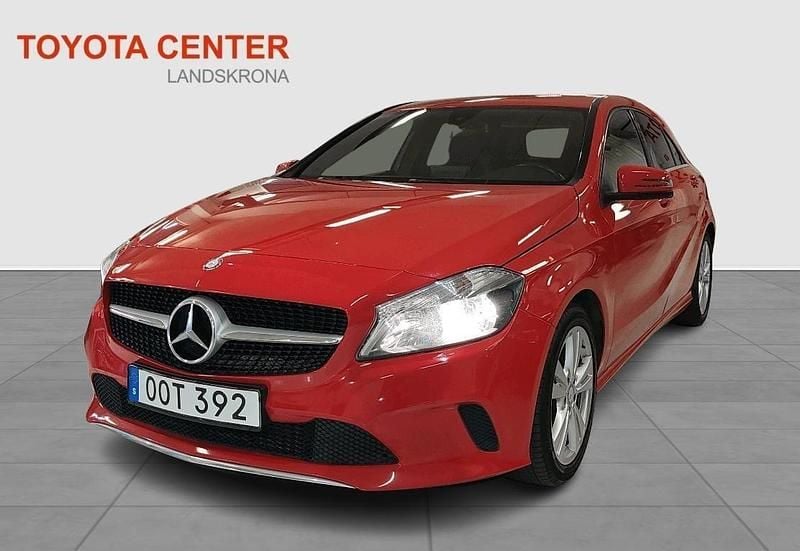 Röd Begagnad 2017 Mercedes A180 Urban Halvkombi | 149 900 kr (Bra pris) - Bild 1/4