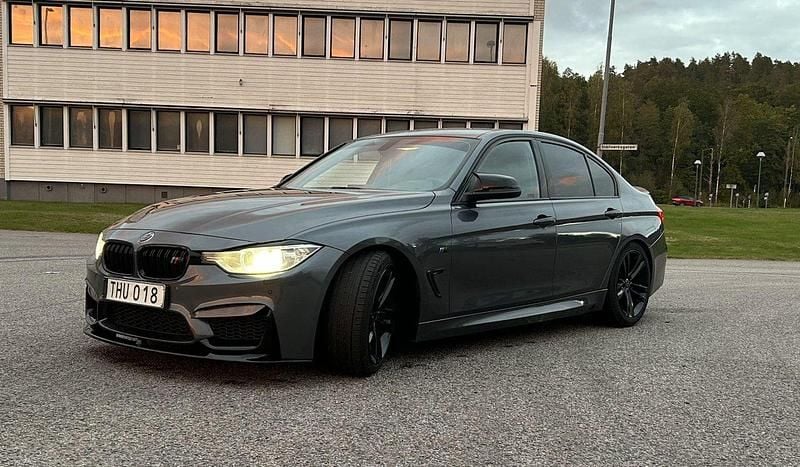 Grå Begagnad 2012 BMW 320 Sport Line Sedan | 150 000 kr (Dyr) - Bild 1/4