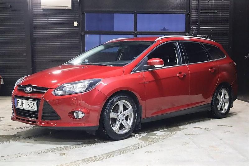 Begagnad Ford Focus 150 HK (110 kW) 2012 Röd metallic Kombi