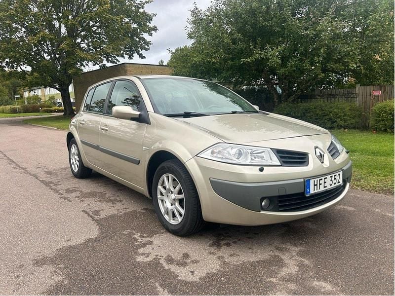 Grå Begagnad 2008 Renault Mégane III Halvkombi | 24 500 kr (Bra pris) - Bild 1/4