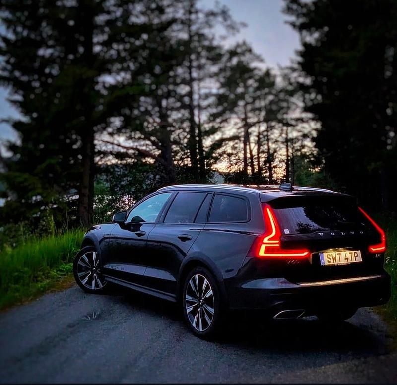 Begagnad Volvo V60 CC 197 HK (144 kW) 2022 Pine gray, grå/grön metallic Kombi