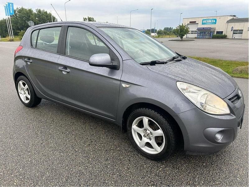 Grå Begagnad 2010 Hyundai i20 Halvkombi | 32 500 kr (Bra pris) - Bild 1/4