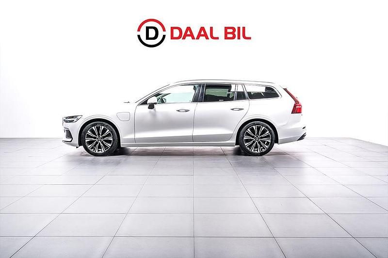 Vit Begagnad 2022 Volvo V60 Kombi | 319 700 kr (Marknadspris) - Bild 1/4