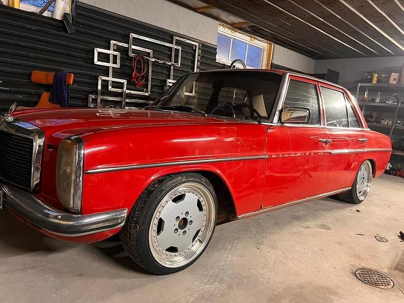 Begagnad 1975 Mercedes 200 Sedan | 80 000 kr - Bild 1/4