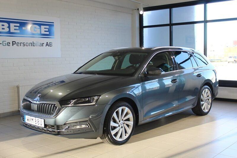 Grå Begagnad 2021 Skoda Octavia Style Kombi | 274 900 kr (Marknadspris) - Bild 1/4