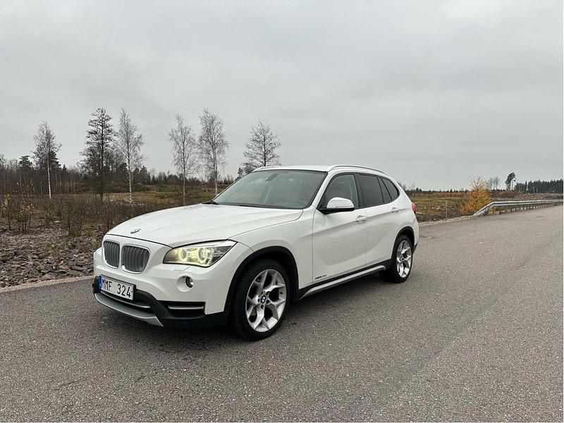 Vit Begagnad 2014 BMW X1 xLine SUV | 109 000 kr (Marknadspris) - Bild 1/4