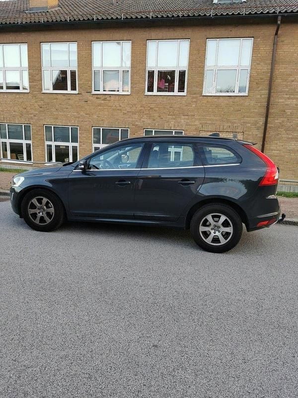 Grå Begagnad 2015 Volvo XC60 Momentum SUV | 172 000 kr (Marknadspris) - Bild 1/4