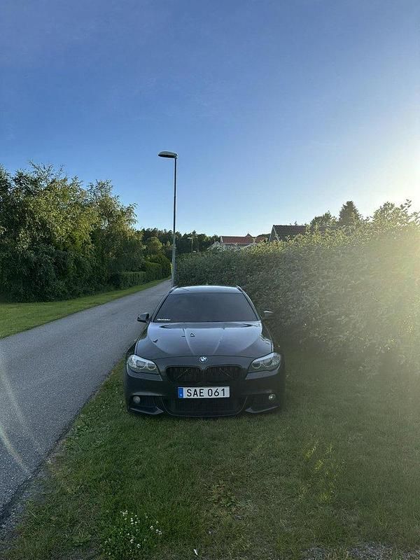 Grå Begagnad 2012 BMW 520 Kombi | 150 000 kr - Bild 1/4