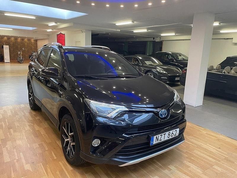 Svart Begagnad 2015 Toyota RAV4 Hybrid Active SUV | 184 900 kr (Marknadspris) - Bild 1/4