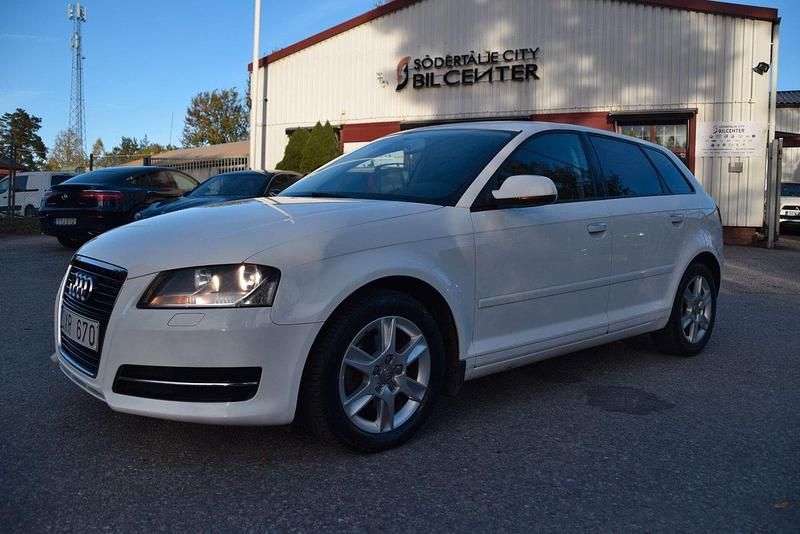 Vit Begagnad 2010 Audi A3 Sportback Attraction Halvkombi | 59 900 kr (Lite dyr) - Bild 1/4