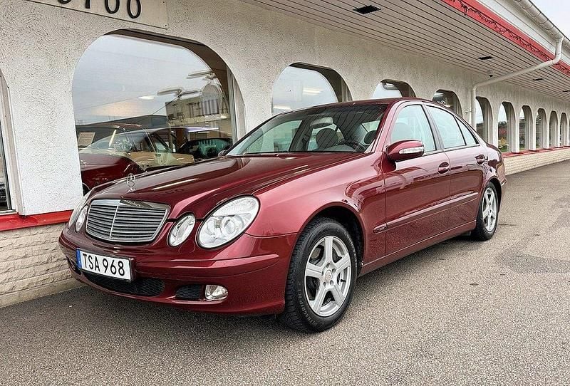 Mörkröd Begagnad 2002 Mercedes E220 Classic Sedan | 49 900 kr (Bra pris) - Bild 1/4