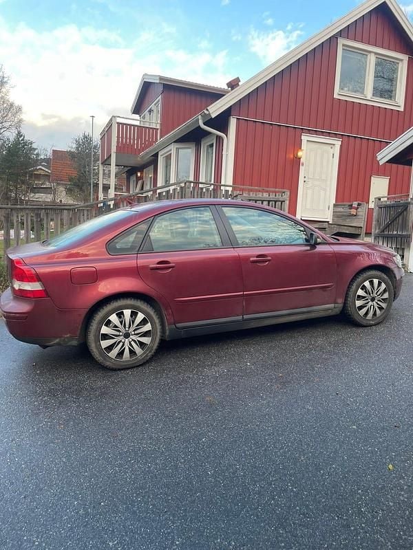 Begagnad 2004 Volvo S40 Sedan | 45 000 kr (Marknadspris) - Bild 1/4