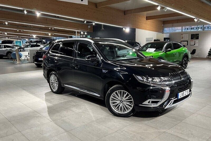 Svart Begagnad 2019 Mitsubishi Outlander P-HEV SUV | 269 900 kr (Marknadspris) - Bild 1/4