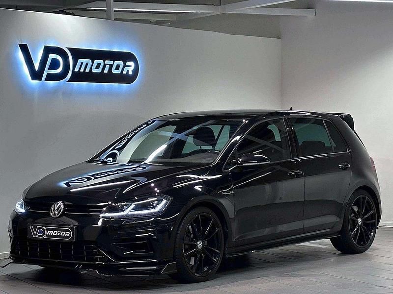 Svart Begagnad 2019 VW Golf VIII R Halvkombi | 349 700 kr (Marknadspris) - Bild 1/4