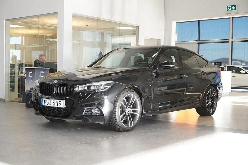 Svart Begagnad 2018 BMW 330 M Sport Halvkombi | 255 000 kr (Bra pris) - Bild 1/4