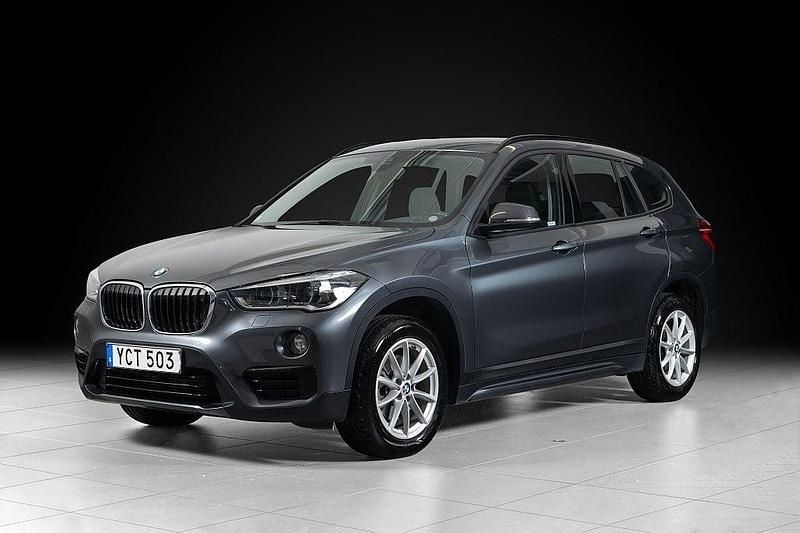 Grå Begagnad 2016 BMW X1 Sport Line SUV | 215 000 kr (Marknadspris) - Bild 1/4
