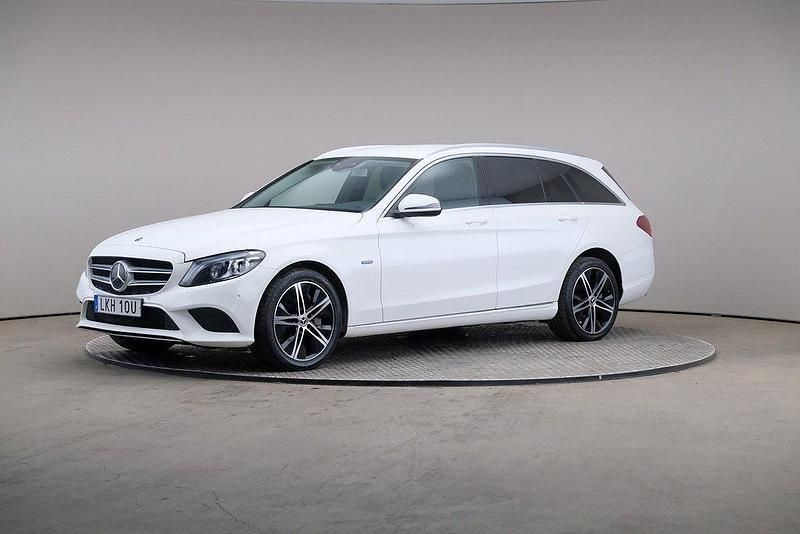 Vit Begagnad 2020 Mercedes C300e Avantgarde Kombi | 249 000 kr (Superpris) - Bild 1/4