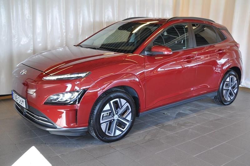 Rödmetallic Begagnad 2021 Hyundai Kona Essential SUV | 275 000 kr (Marknadspris) - Bild 1/4