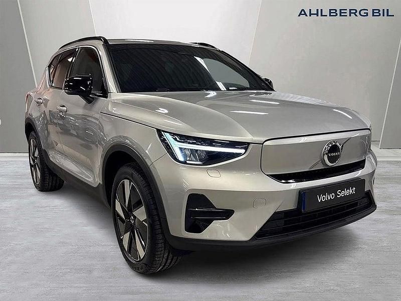 Silver Begagnad 2023 Volvo XC40 Core SUV | 404 500 kr (Lite dyr) - Bild 1/3