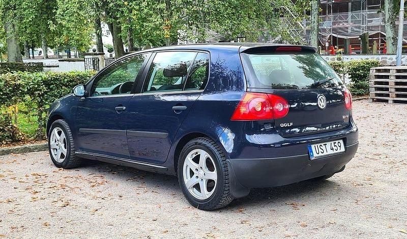 Begagnad VW Golf IV Trendline 116 HK (85 kW) 2004 Mörkblå (blå) Halvkombi