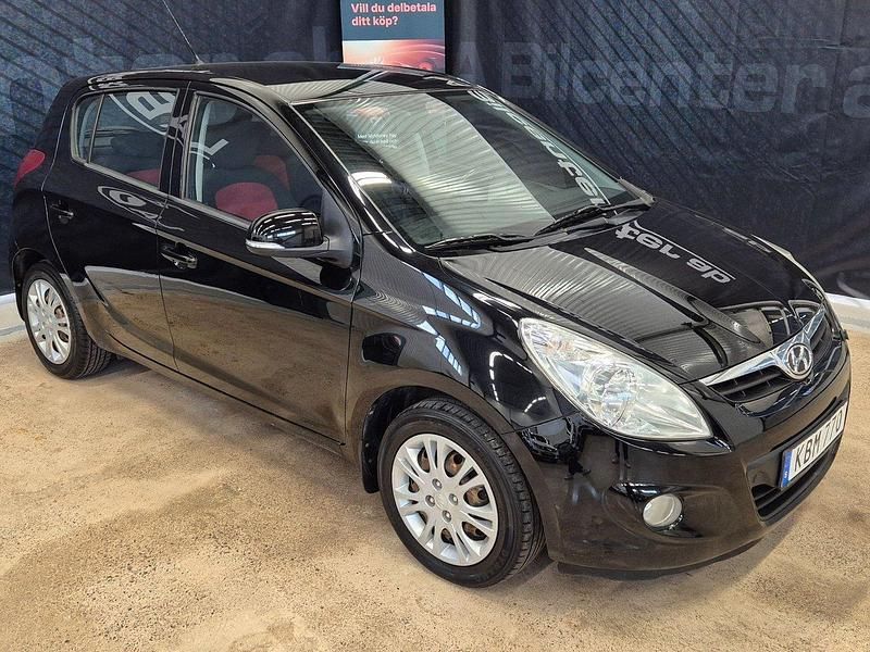 Svart Begagnad 2012 Hyundai i20 Premium Halvkombi | 49 900 kr (Marknadspris) - Bild 1/4
